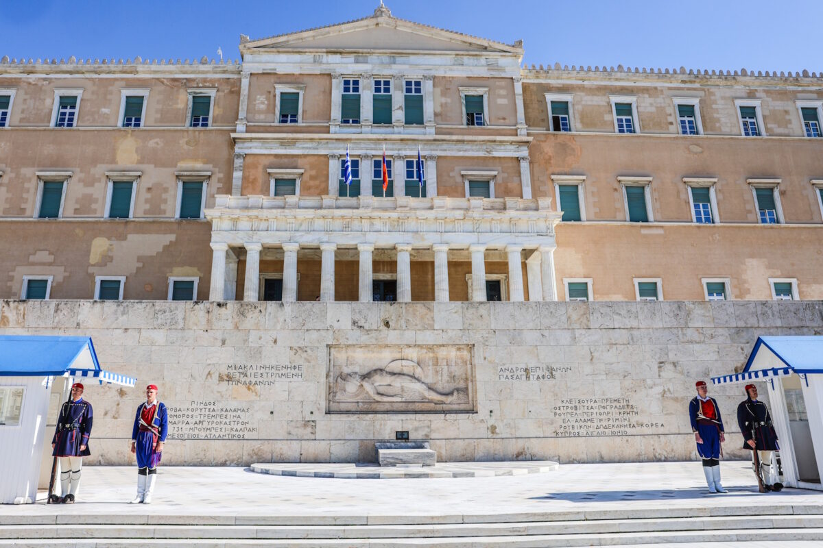Η Προεδρική Φρουρά μπροστά από το Μνημείο του Αγνώστου Στρατιώτη