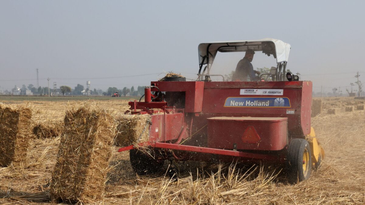 Αγρότης σε τρακτέρ