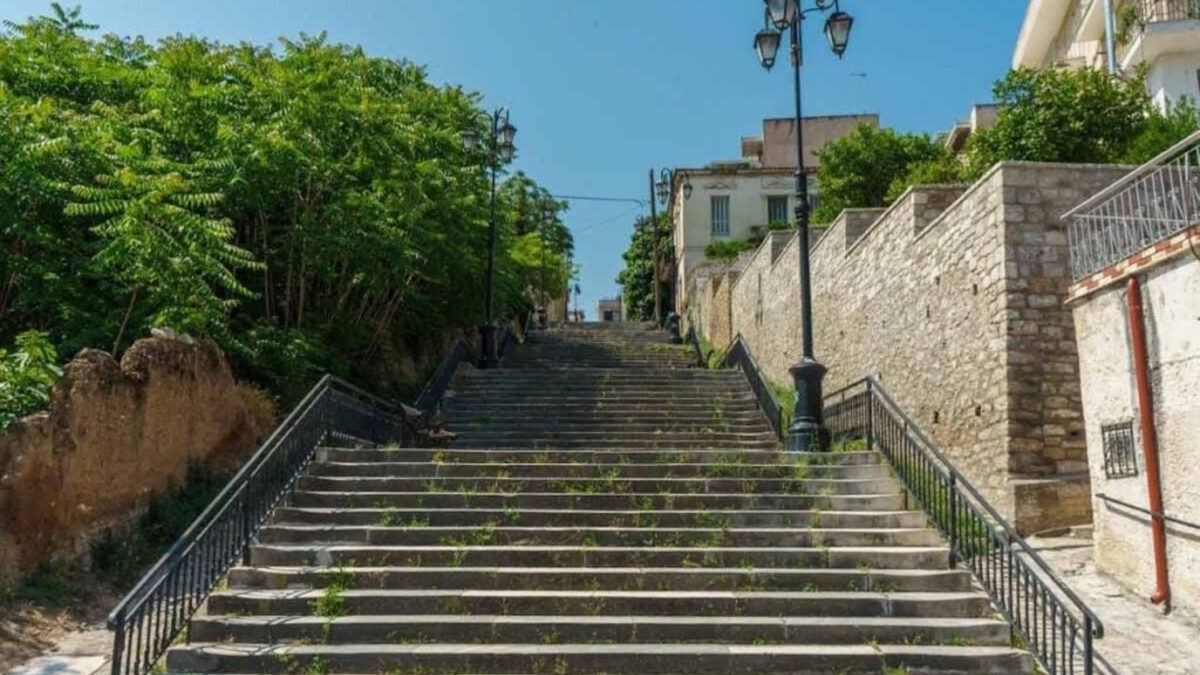 Τα σκαλιά όπου σημειώθηκε το περιστατικό