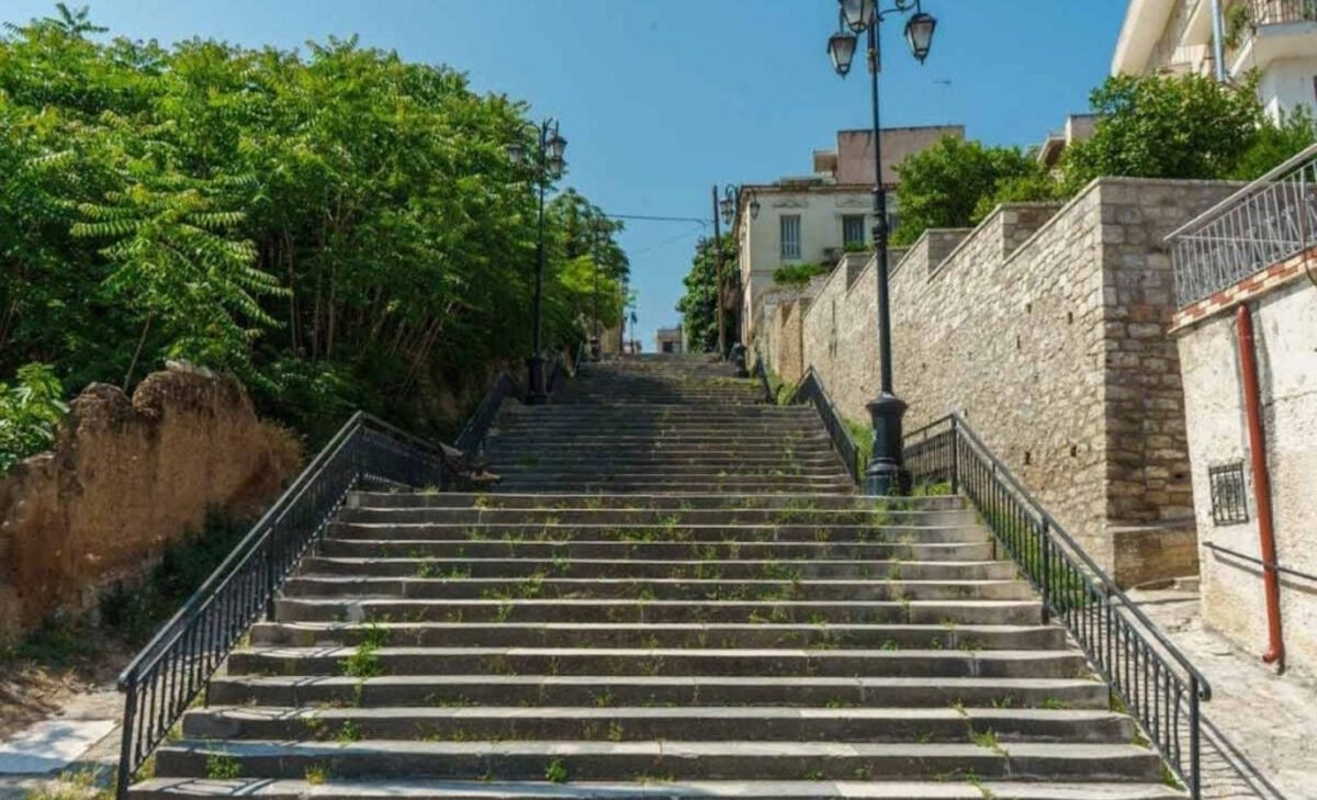 Τα σκαλιά όπου σημειώθηκε το περιστατικό