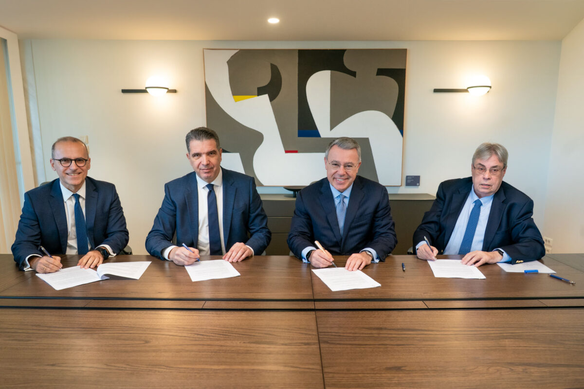 Κατά την υπογραφή της Επιχειρησιακής Σύμβασης