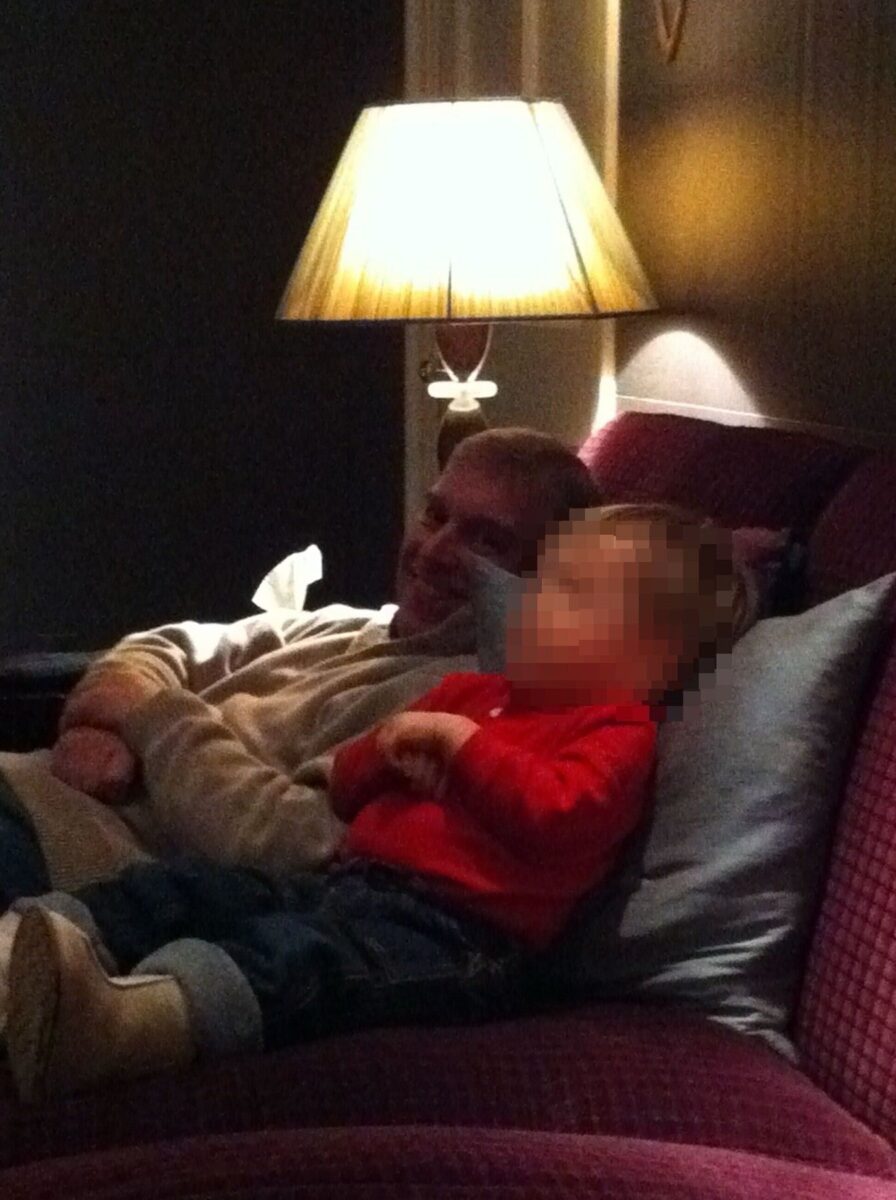 Ο Άντριου με ένα μικρό παιδί σε έναν καναπέ