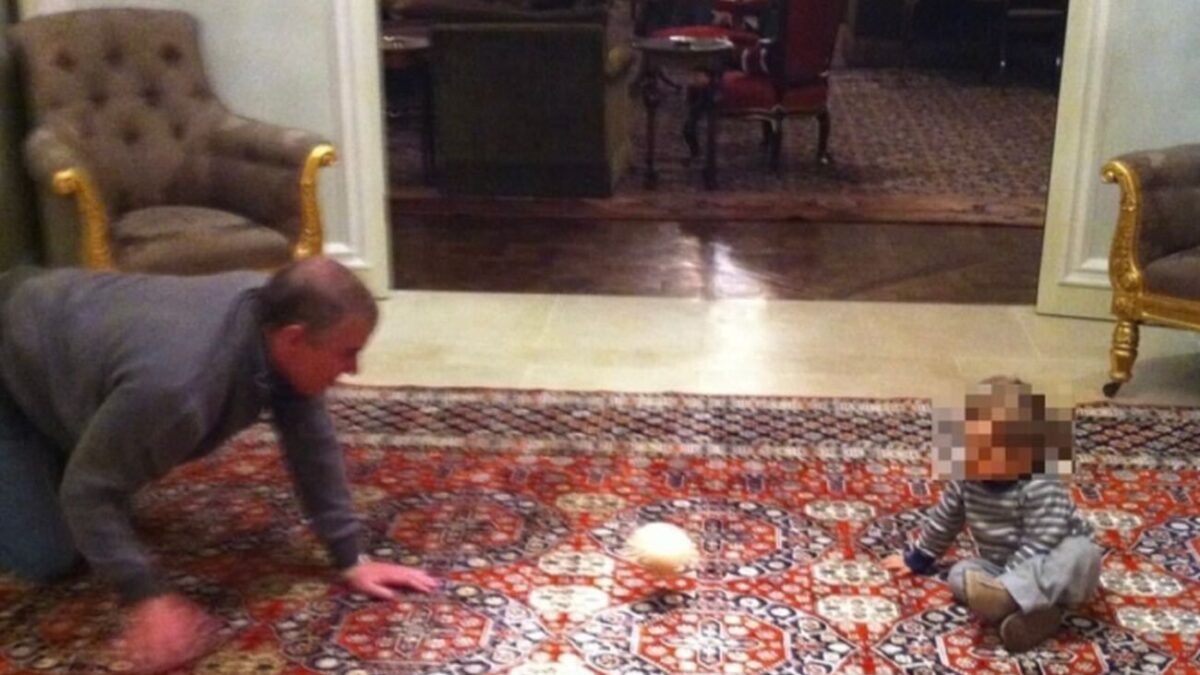 Ο Άντριου παίζει με μωρό και μπάλα σε σχήμα γυναικείου στήθους / Credit line: TMZ / BACKGRID / Backgrid USA / Profimedia