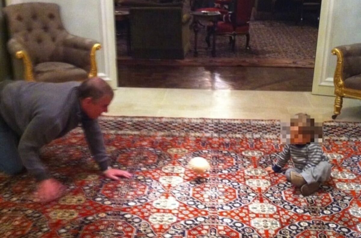 Ο Άντριου παίζει με μωρό και μπάλα σε σχήμα γυναικείου στήθους / Credit line: TMZ / BACKGRID / Backgrid USA / Profimedia