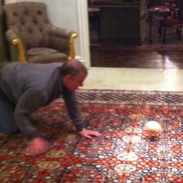 Ο Άντριου παίζει με μωρό και μπάλα σε σχήμα γυναικείου στήθους / Credit line: TMZ / BACKGRID / Backgrid USA / Profimedia