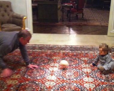 Ο Άντριου παίζει με μωρό και μπάλα σε σχήμα γυναικείου στήθους / Credit line: TMZ / BACKGRID / Backgrid USA / Profimedia