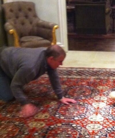 Ο Άντριου παίζει με μωρό και μπάλα σε σχήμα γυναικείου στήθους / Credit line: TMZ / BACKGRID / Backgrid USA / Profimedia