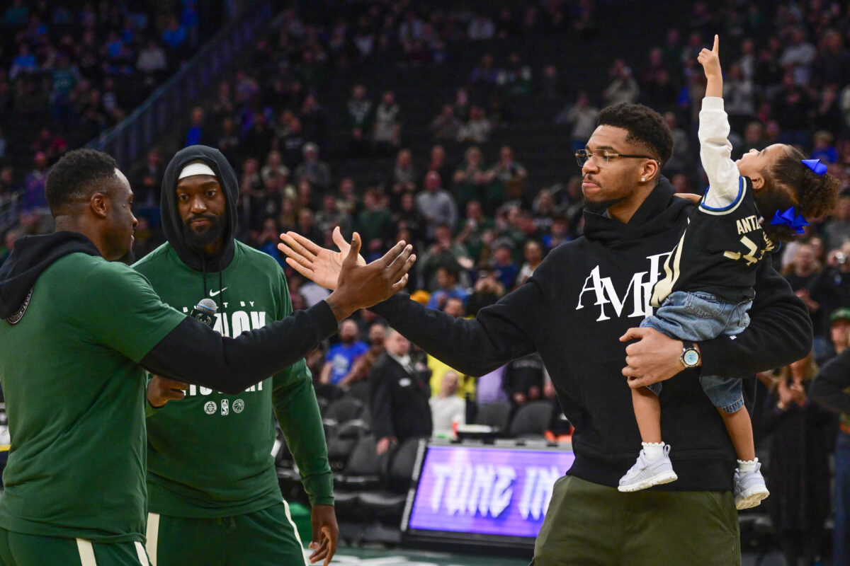 Ο Γιάννης Αντετοκούνμπο με τον αδερφό του Θανάση και τον Πόρτις