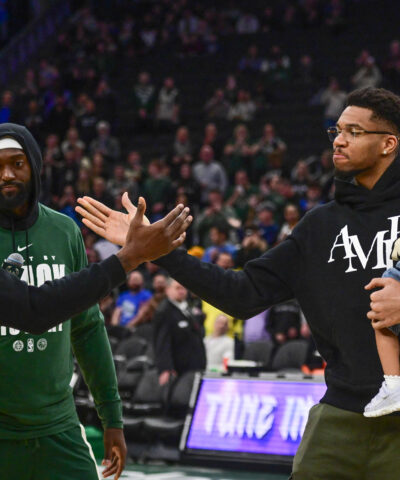 Ο Γιάννης Αντετοκούνμπο με τον αδερφό του Θανάση και τον Πόρτις