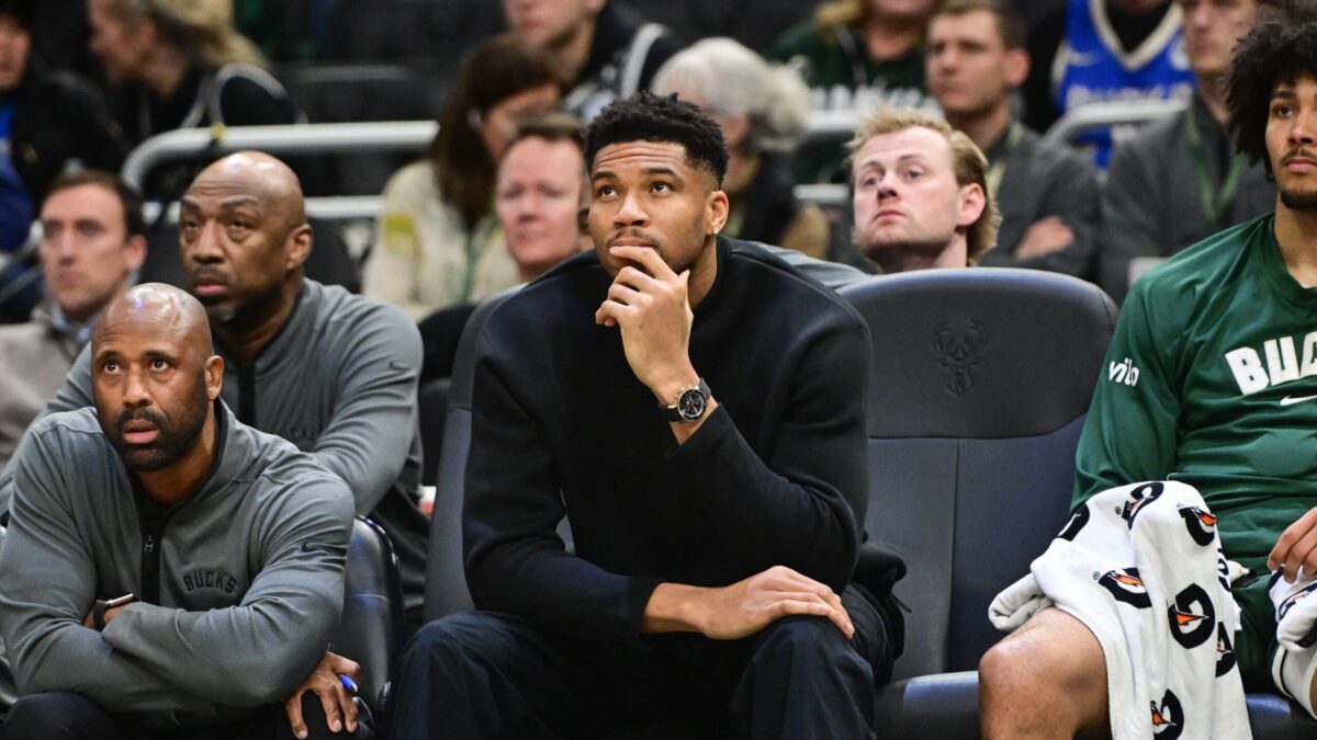 Ο Γιάννης Αντετοκούνμπο στον πάγκο των Μπακς