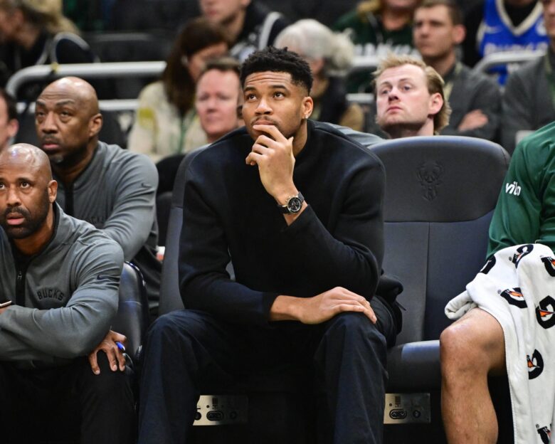 Ο Γιάννης Αντετοκούνμπο στον πάγκο των Μπακς