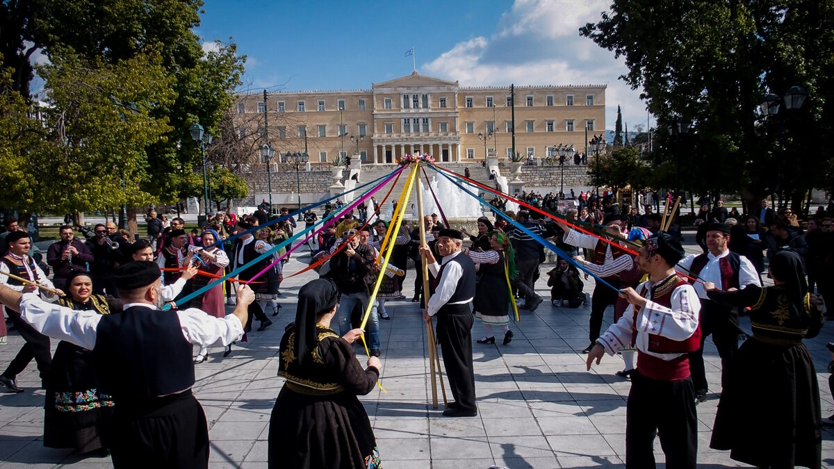 Αποκριάτικο γαϊτανάκι στην πλατεία Συντάγματος