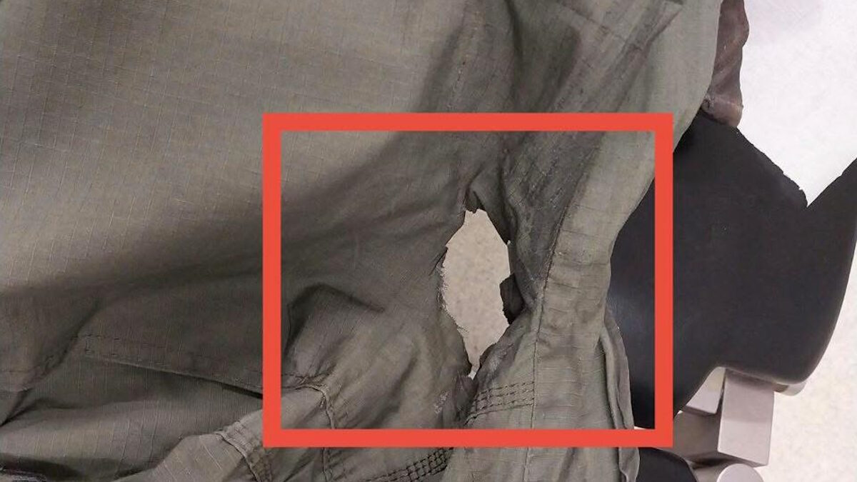 Η στολή του αστυνομικού που δέχθηκε τη βόμβα μολότοφ με αποτέλεσμα ο άνδρας της ΕΛΑΣ να υποστεί εγκαύματα σε πρόσωπο και αυχένα