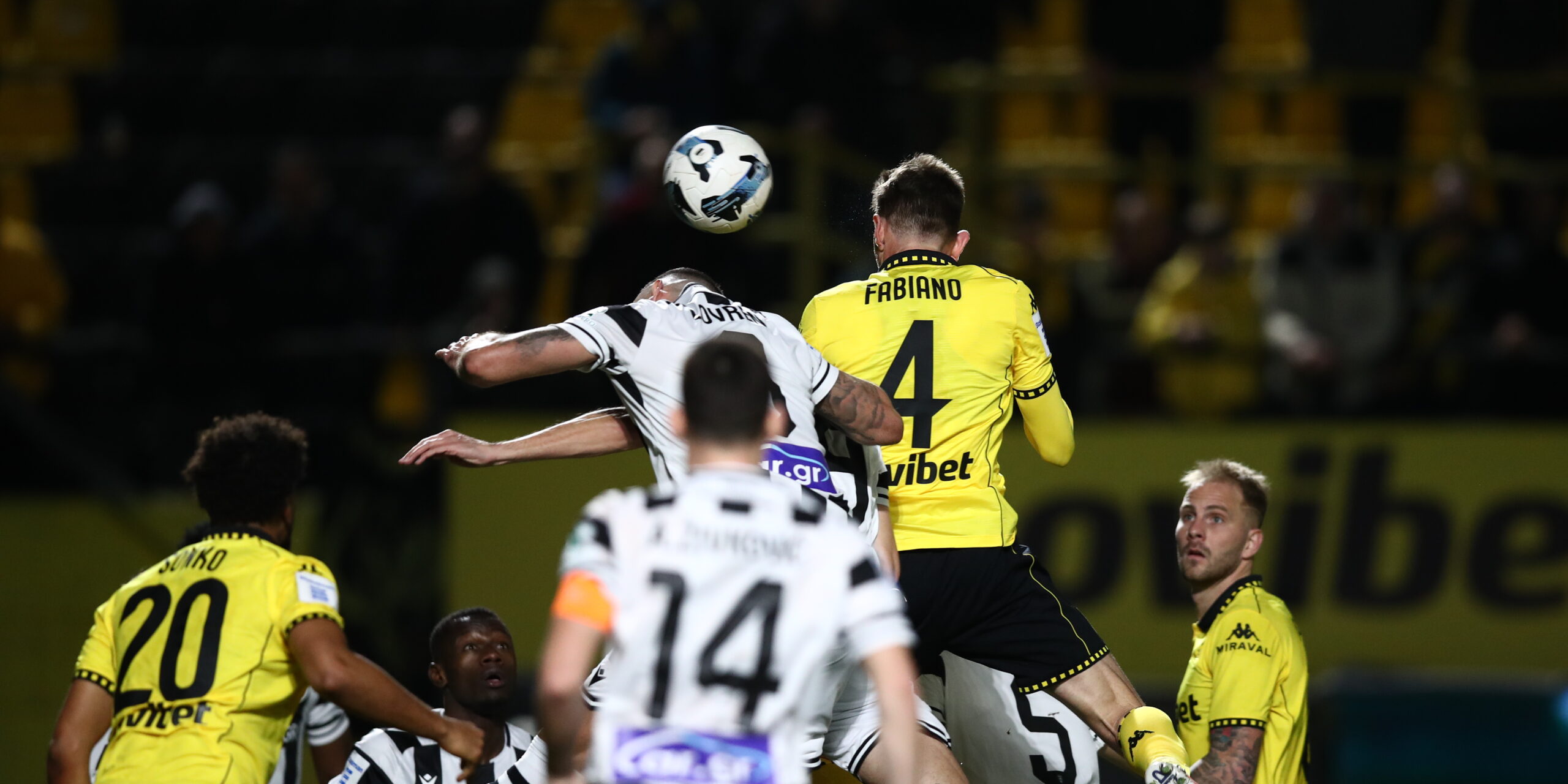 Μονομαχία ποδοσφαιριστών του Άρη και του ΠΑΟΚ