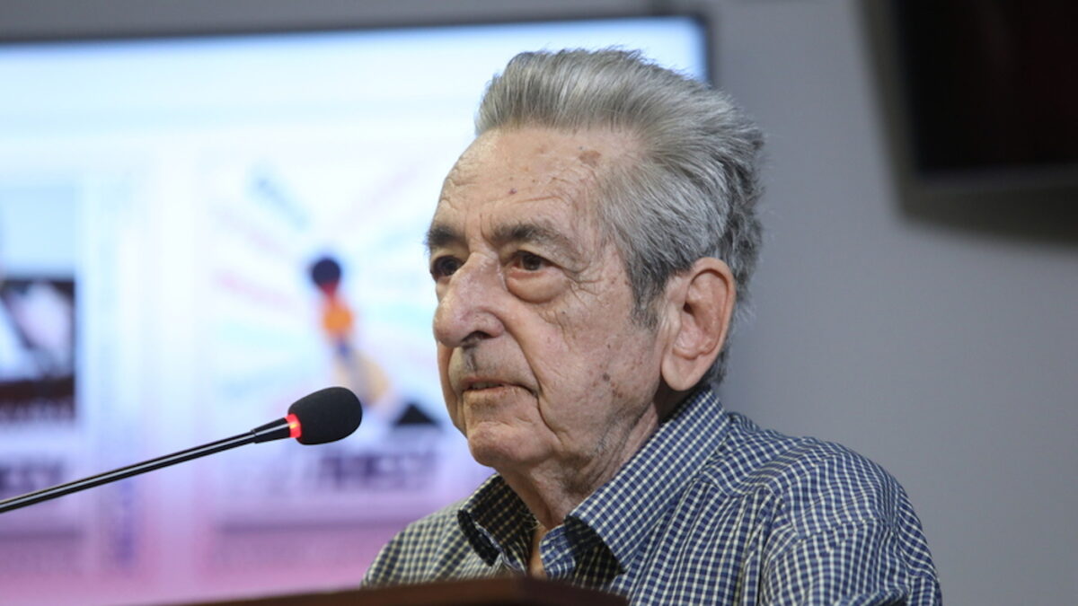 Ο Αριστείδης Μανωλάκος