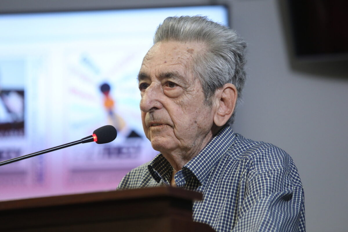 Ο Αριστείδης Μανωλάκος