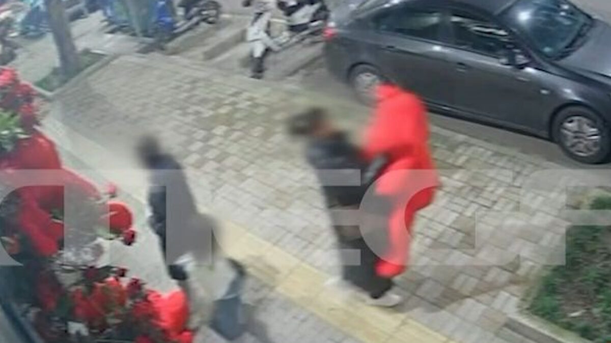 Έκλεψαν λούτρινα αρκουδάκια από ανθοπωλείο στη Θεσσαλονίκη για τη γιορτή του Αγίου Βαλεντίνου