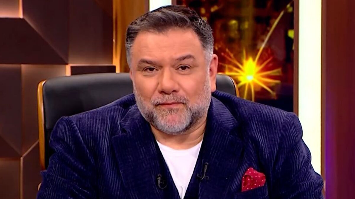 Ο Γρηγόρης Αρναούτογλου ενώ αναφέρεται στην απώλεια της μητέρας του