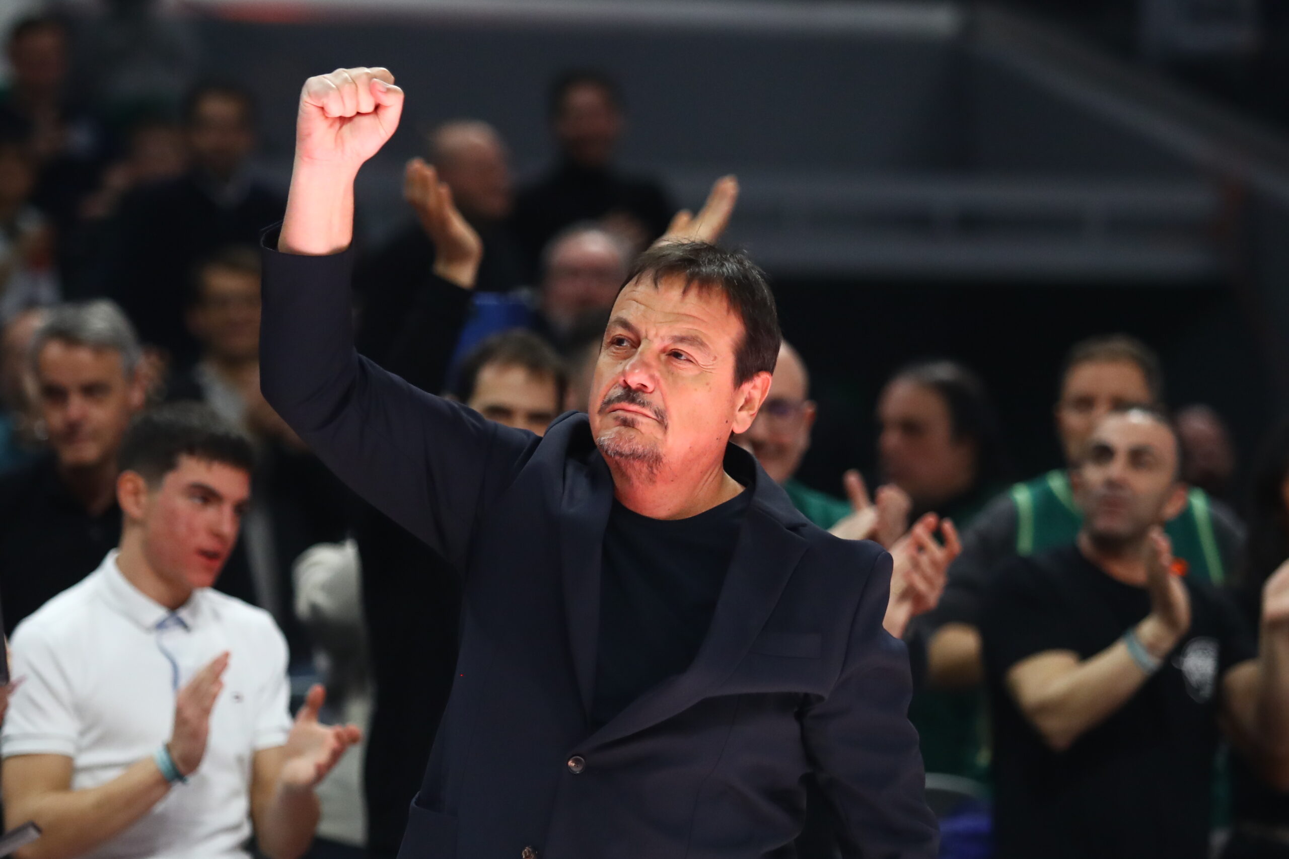 Ο Αταμάν στην είσοδό του στο Telekom Center