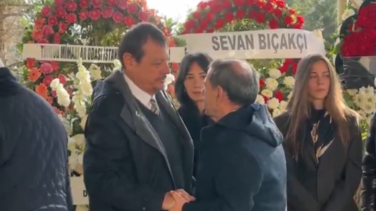 Ο Αταμάν είπε το τελευταίο «αντίο» στη μητέρα του, στην κηδεία Λάρκιν και Μπομπουά