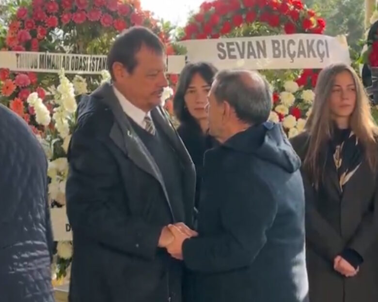 Ο Αταμάν είπε το τελευταίο «αντίο» στη μητέρα του, στην κηδεία Λάρκιν και Μπομπουά