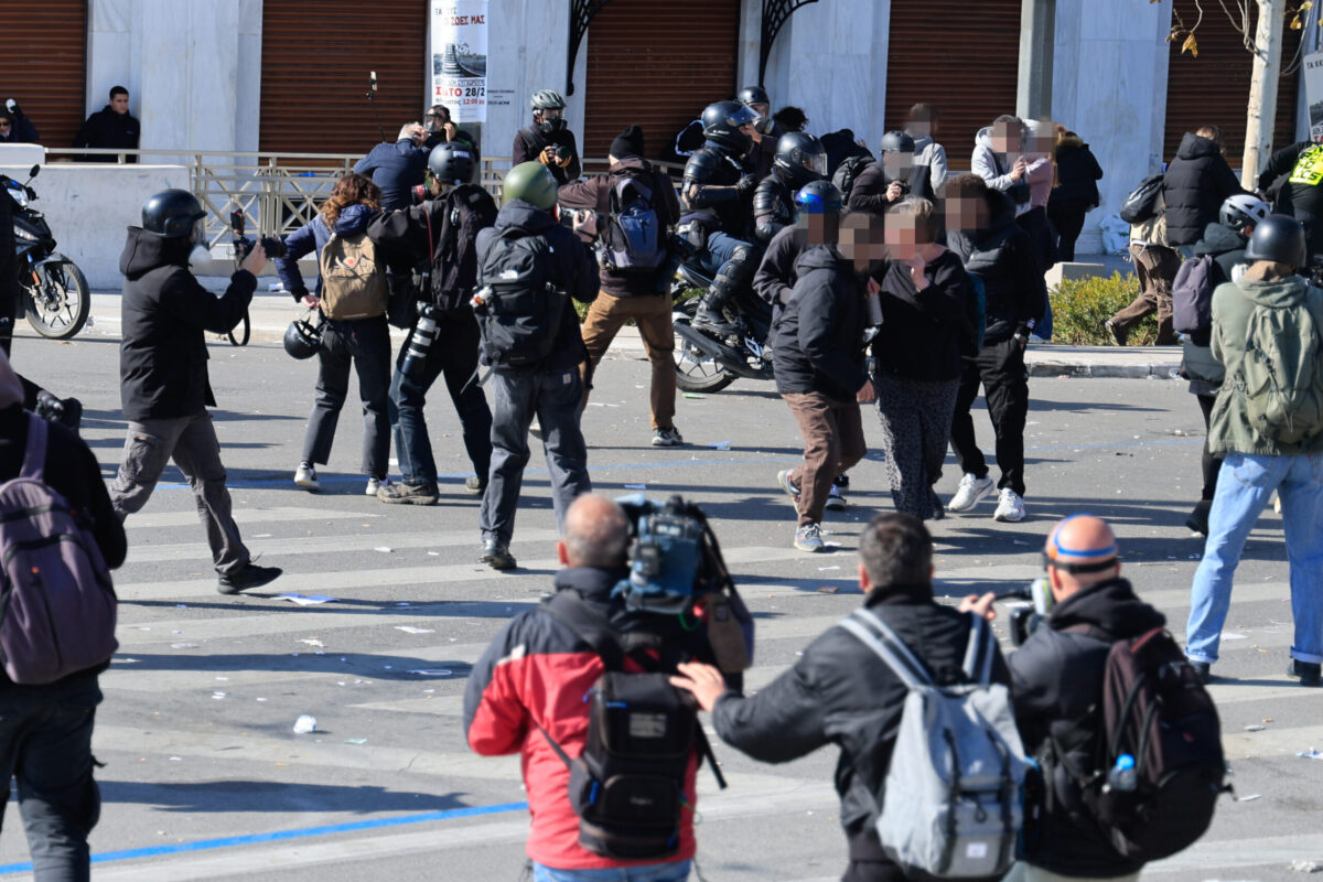 Επεισόδια μετά το τέλος της συγκέντρωσης στην πλατεία Συντάγματος στην Αθήνα για τη συμπλήρωση τριών χρόνων από το σιδηροδρομικό δυστύχημα των Τεμπών, που στοίχισε τις ζωές 57 ανθρώπων.Σάββατο 28 Φεβρουαρίου 2026 (ΓΙΩΡΓΟΣ ΚΟΝΤΑΡΙΝΗΣ