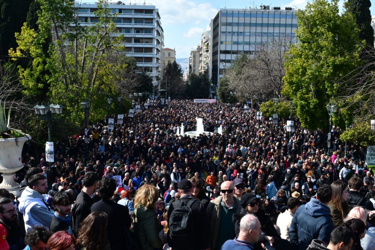 Συγκέντρωση στην πλατεία Συντάγματος στην Αθήνα από συνδικάτα, ομοσπονδίες, σύλλογοι, ενώσεις, φορείς, οργανώσεις και κινήσεις πολιτών για τη συμπλήρωση τριών χρόνων από το σιδηροδρομικό δυστύχημα των Τεμπών, που στοίχισε τις ζωές 57 ανθρώπων. Σάββατο 28 Φεβρουαρίου 2026 (ΤΑΤΙΑΝΑ ΜΠΟΛΑΡΗ