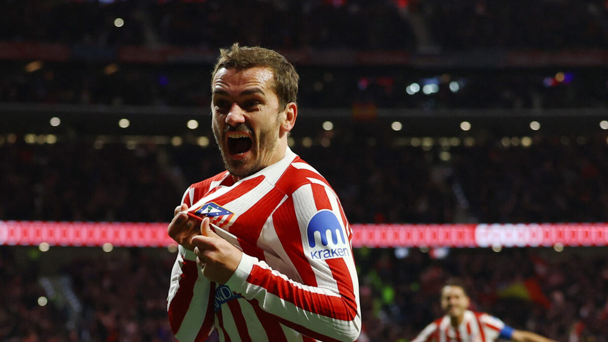 Ο Γκριεζμάν πανηγυρίζει με τη φανέλα της Ατλέτικο Μαδρίτης