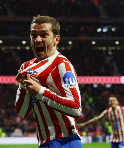 Ο Γκριεζμάν πανηγυρίζει με τη φανέλα της Ατλέτικο Μαδρίτης