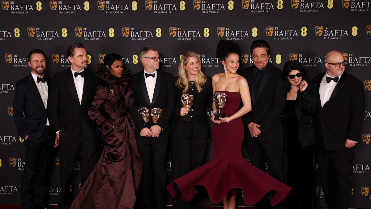 Ο σκηνοθέτης Paul Thomas Anderson και οι ηθοποιοί Leonardo DiCaprio, Benicio Del Toro, Teyana Taylor, Chase Infiniti ποζάρουν με τα βραβεία Καλύτερης Ταινίας, Καλύτερου Σκηνοθέτη και Καλύτερου Διασκευασμένου Σεναρίου για την ταινία «One Battle After Another» στα Βραβεία της Βρετανικής Ακαδημίας Κινηματογράφου και Τηλεόρασης (BAFTA) 2026