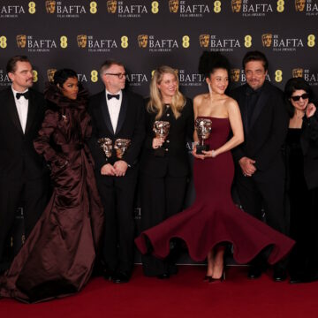 Ο σκηνοθέτης Paul Thomas Anderson και οι ηθοποιοί Leonardo DiCaprio, Benicio Del Toro, Teyana Taylor, Chase Infiniti ποζάρουν με τα βραβεία Καλύτερης Ταινίας, Καλύτερου Σκηνοθέτη και Καλύτερου Διασκευασμένου Σεναρίου για την ταινία «One Battle After Another» στα Βραβεία της Βρετανικής Ακαδημίας Κινηματογράφου και Τηλεόρασης (BAFTA) 2026