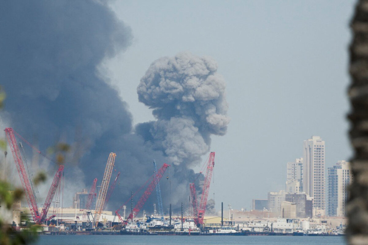 Πυκνός καπνός από την ιρανική πυραυλική επίθεση στη βάση του 5ου Στόλου των ΗΠΑ στο Μπαχρέιν