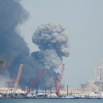 Πυκνός καπνός από την ιρανική πυραυλική επίθεση στη βάση του 5ου Στόλου των ΗΠΑ στο Μπαχρέιν