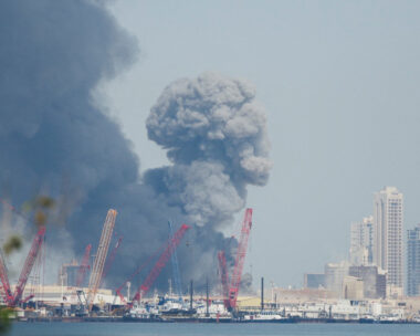 Πυκνός καπνός από την ιρανική πυραυλική επίθεση στη βάση του 5ου Στόλου των ΗΠΑ στο Μπαχρέιν