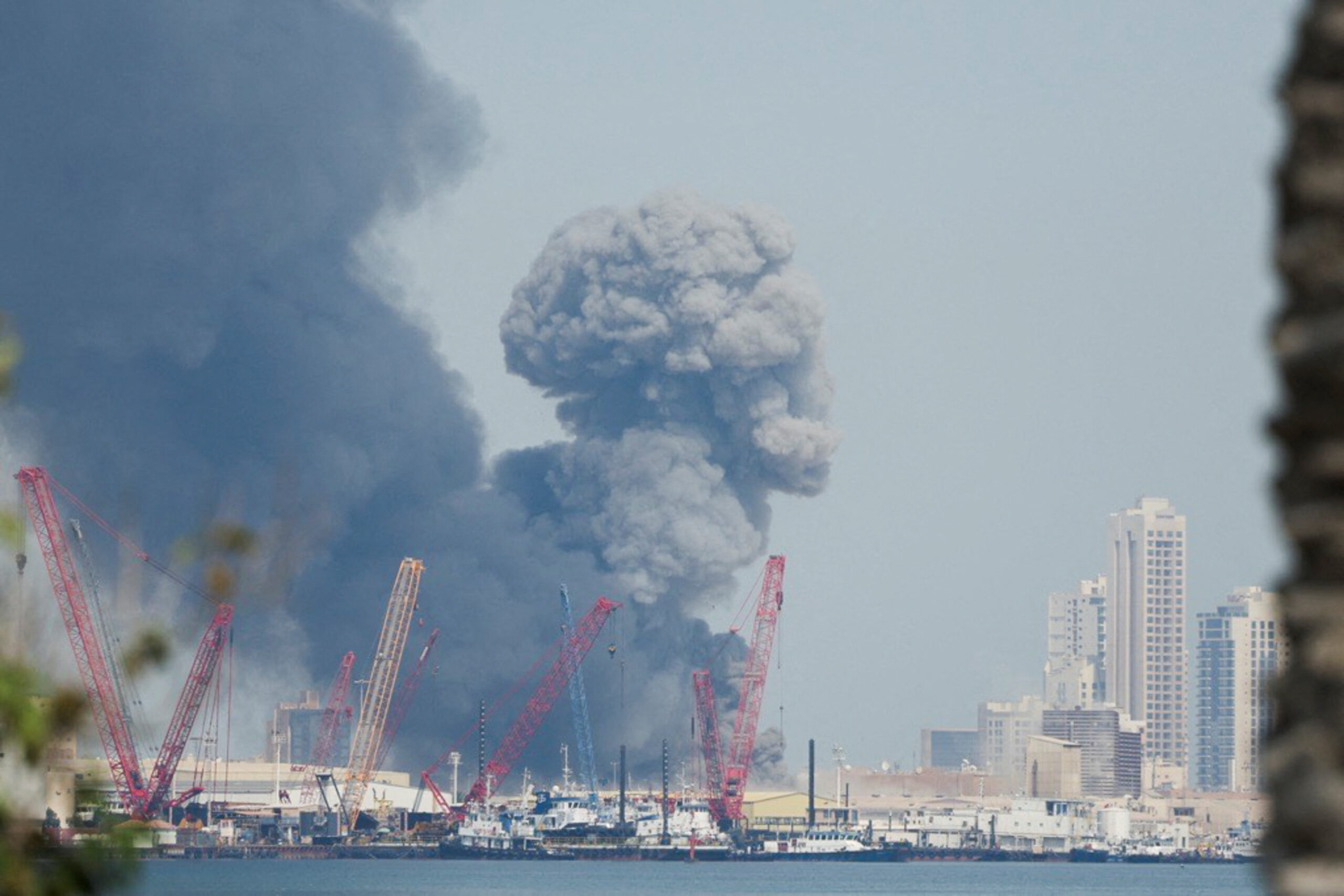 Smoke rises in the sky after blasts were heard in Bahrain Πυκνός καπνός από την ιρανική πυραυλική επίθεση στη βάση του 5ου Στόλου των ΗΠΑ στο Μπαχρέιν / REUTERS / Stringer
