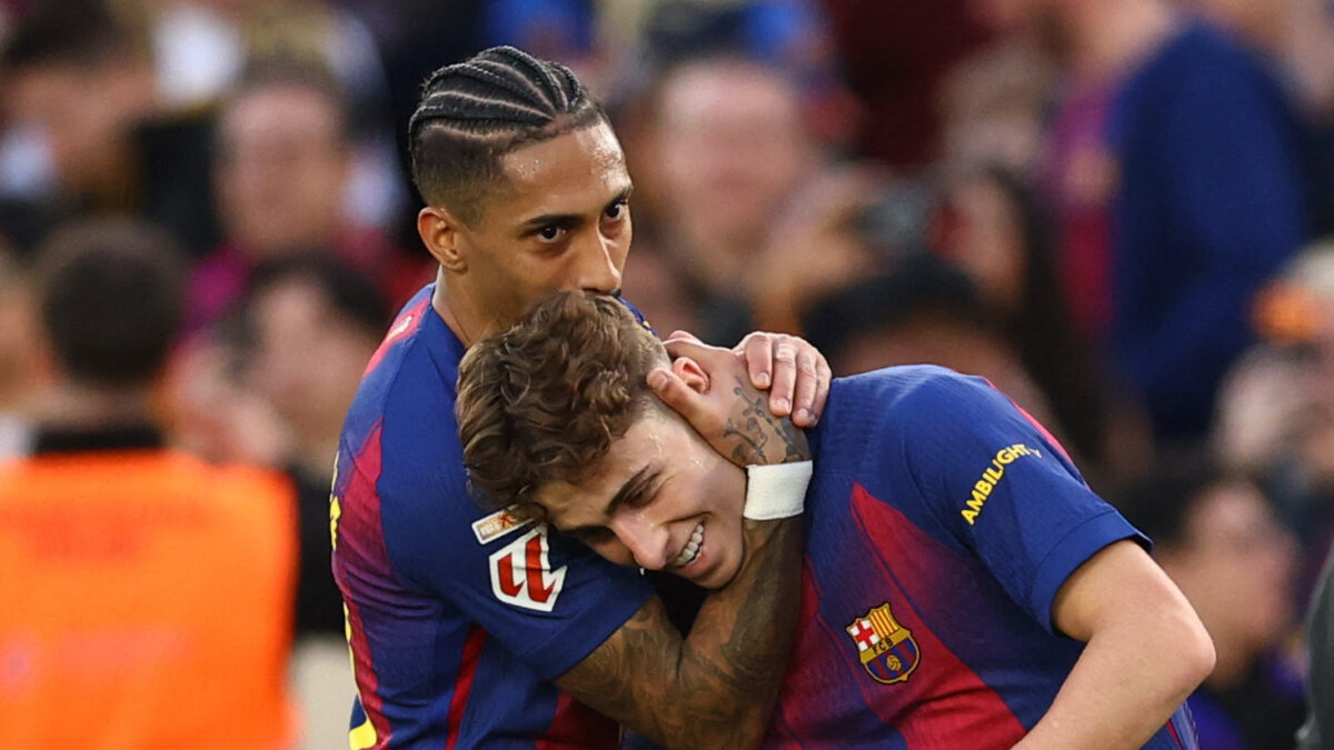 Ραφίνια και Φερμίν Λόπεζ πανηγυρίζουν με τη φανέλα της Μπαρτσελόνα