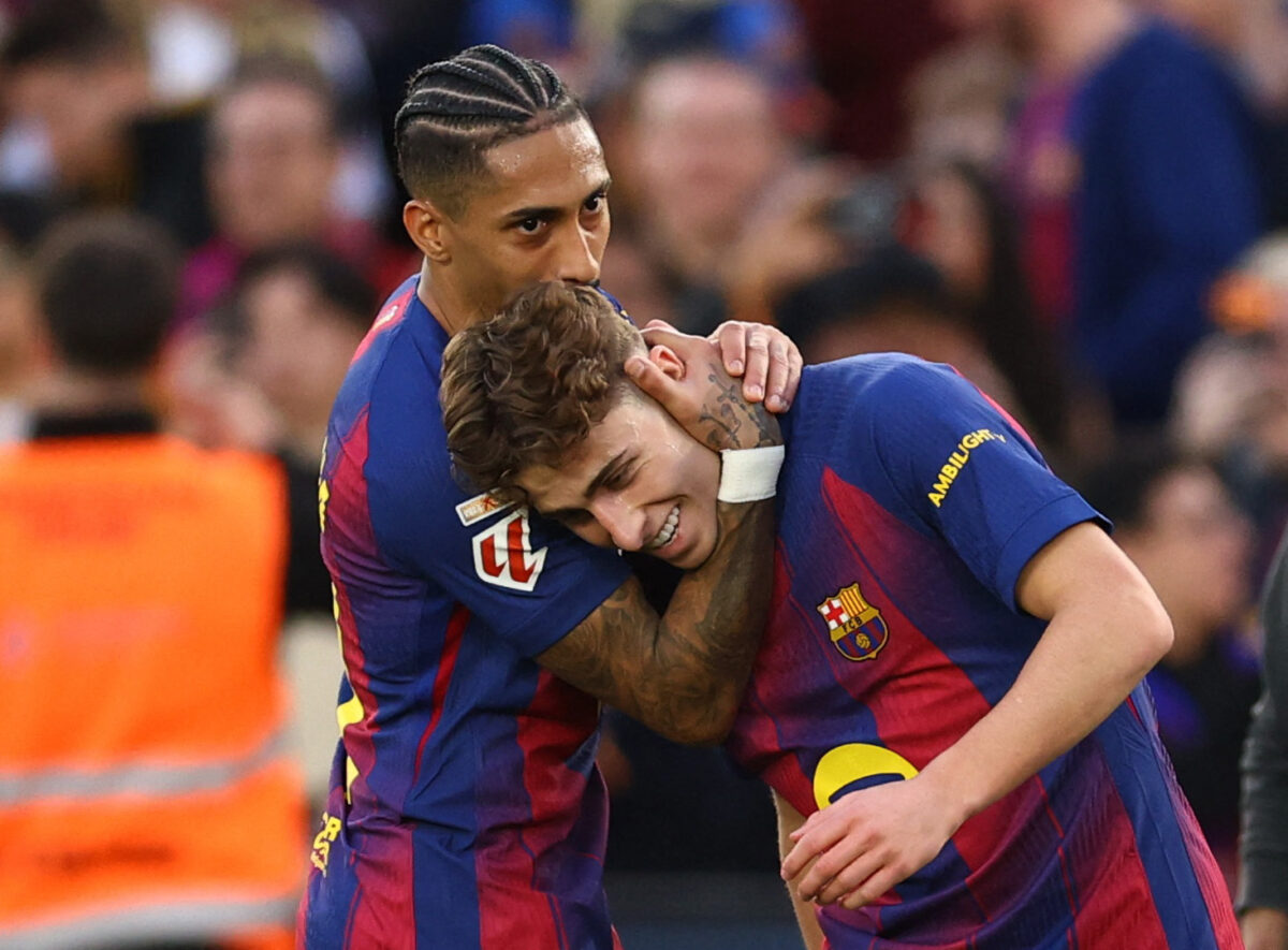 Ραφίνια και Φερμίν Λόπεζ πανηγυρίζουν με τη φανέλα της Μπαρτσελόνα