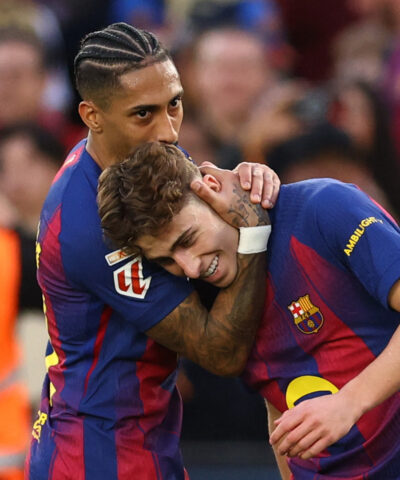 Ραφίνια και Φερμίν Λόπεζ πανηγυρίζουν με τη φανέλα της Μπαρτσελόνα