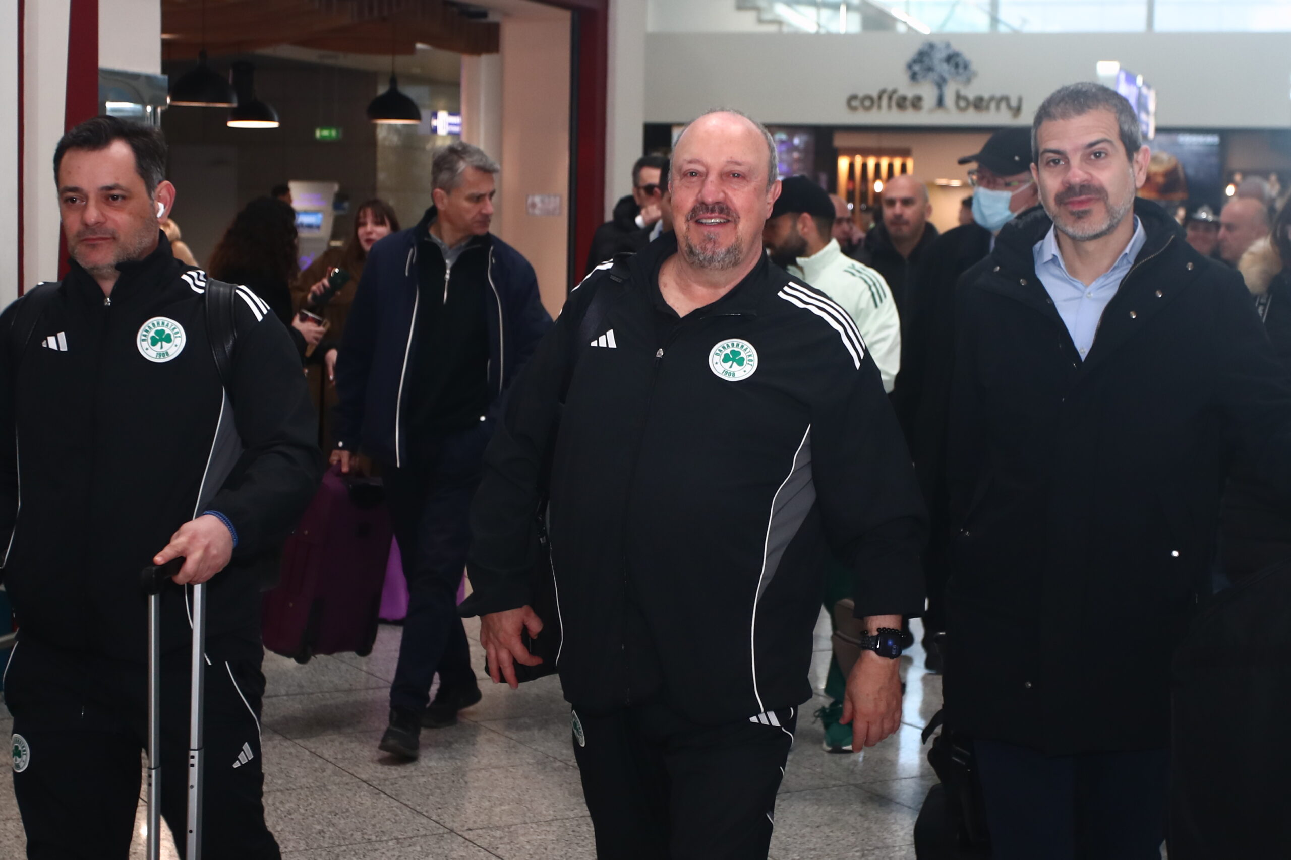 Ο Μπενίτεθ στο αεροδρόμιο με την αποστολή του Παναθηναϊκού