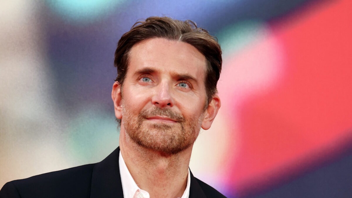 O Μπράντλεϊ Κούπερ που πρωταγωνιστεί στην ταινία «Παίζει Ακόμα;»