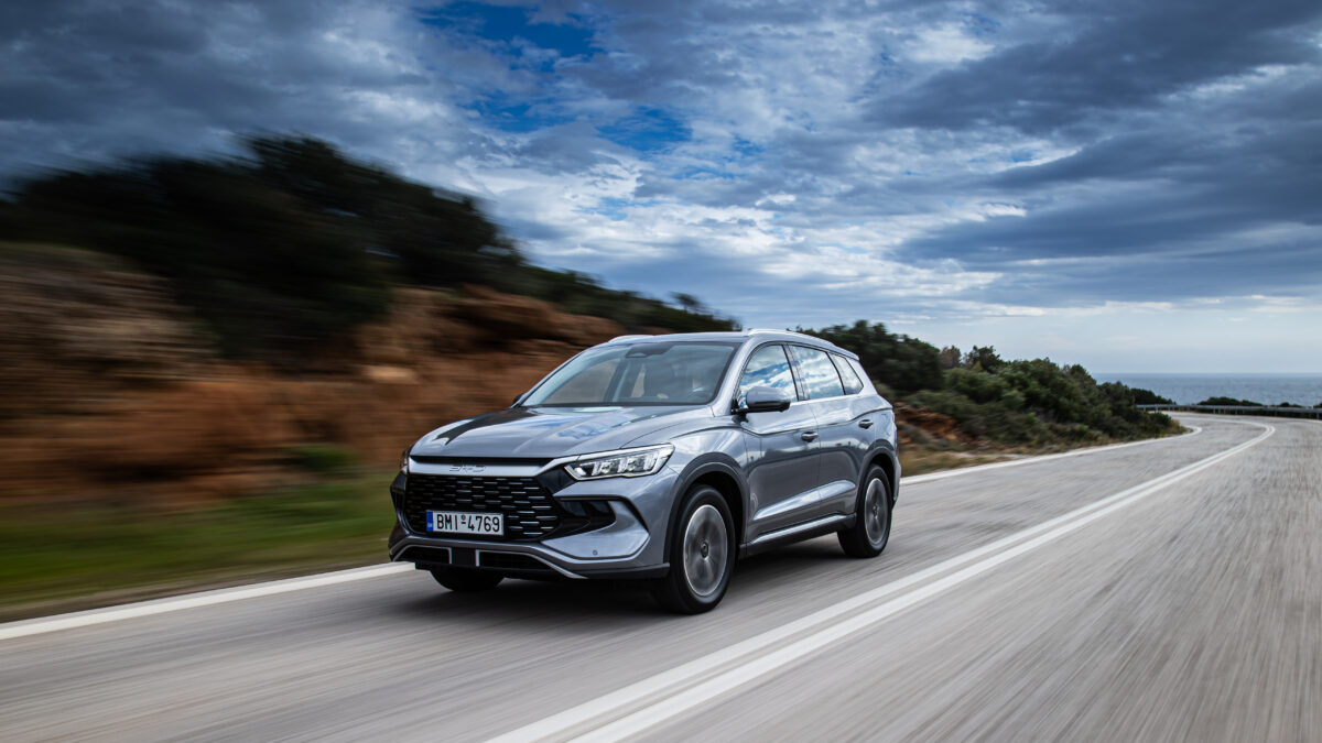 byd-sealion-5-dm-i-driving