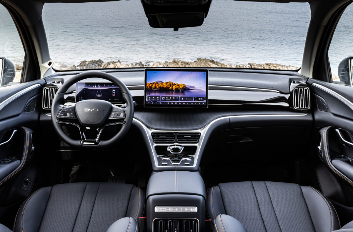 byd-sealion-5-dm-i-driving