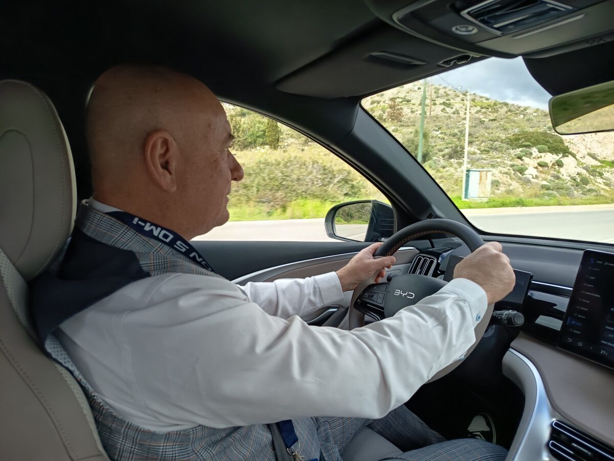 byd-sealion-5-dm-i-driving