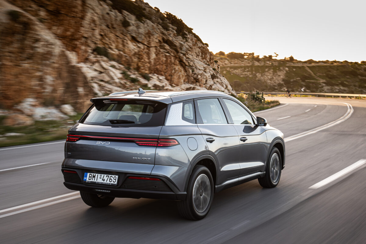 byd-sealion-5-dm-i-driving