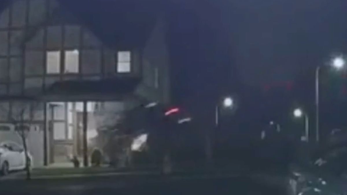 Αυτοκίνητο καρφώθηκε σε είσοδο σπιτιού στις ΗΠΑ