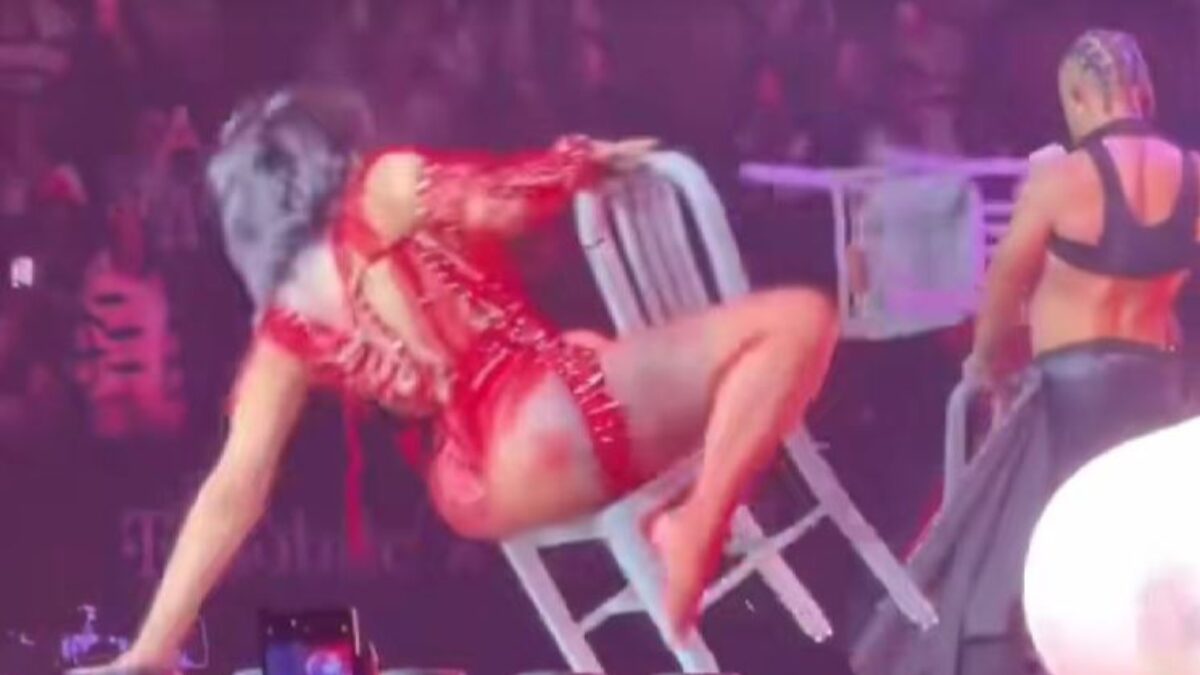 Η Cardi b, έπεσε στη σκηνή