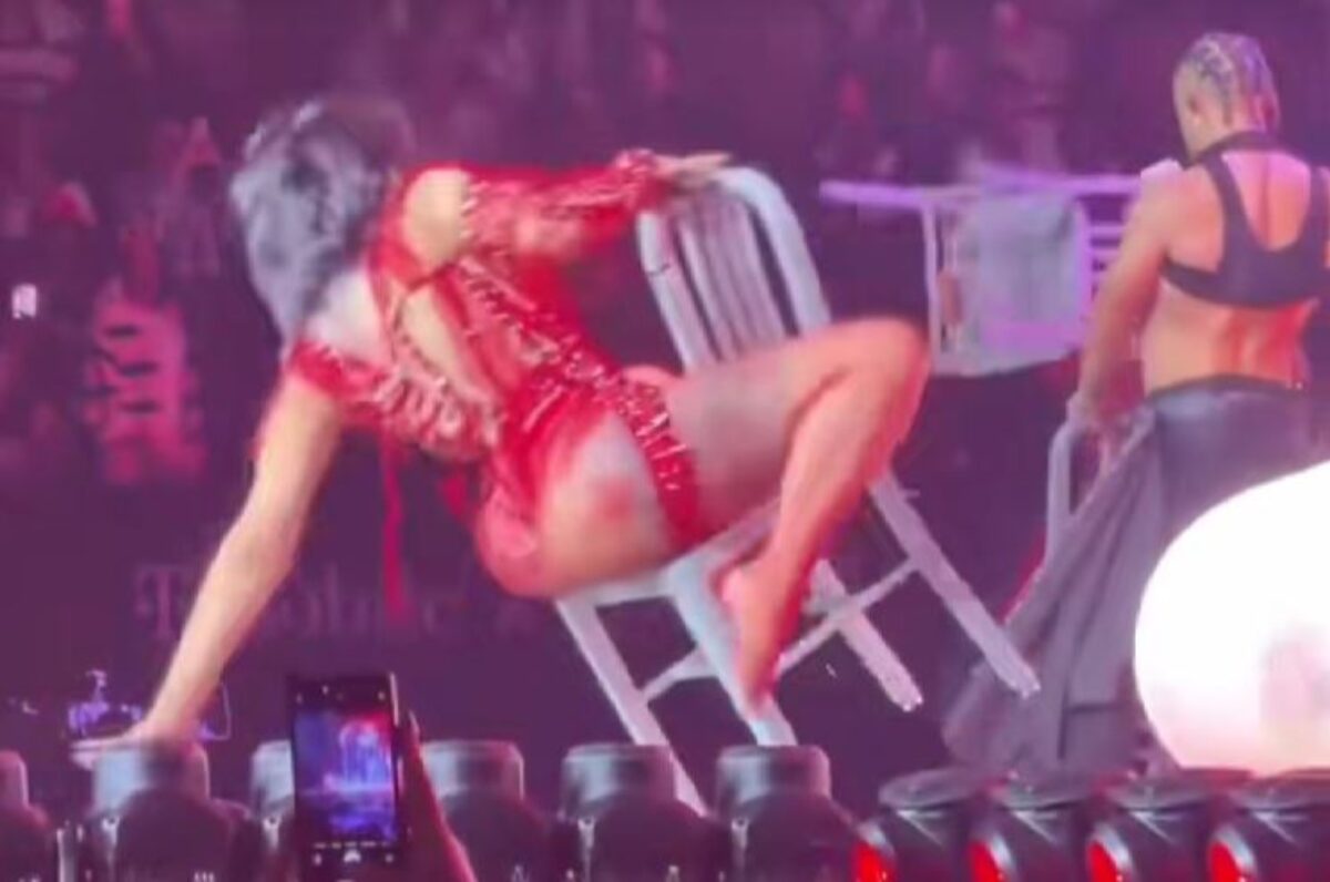 Η Cardi b, έπεσε στη σκηνή