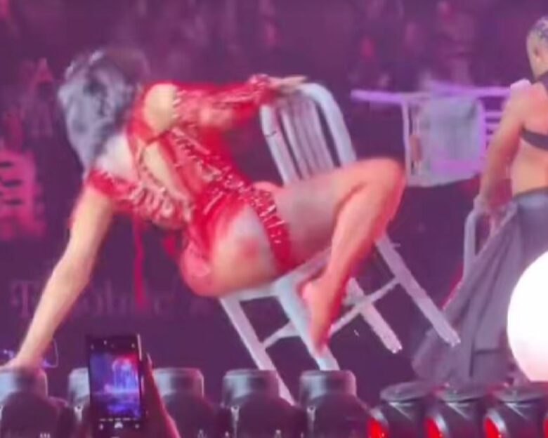 Η Cardi b, έπεσε στη σκηνή