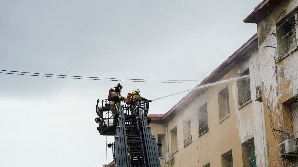 Firefighters work at the scene on 16 February 2026 in Alicante, Valencia (Spain). Firefighters from Alicante have had to evacuate the residents of a building in the Miguel Hernández neighbourhood in the city of Alicante as a result of a fire. The fire broke out this morning at around 7.30 a.m. for reasons that have not been specified. As a result of the fire, which is now under control, the building had to be evacuated and health services attended to several people for smoke inhalation. 16 FEBRUARY 2026