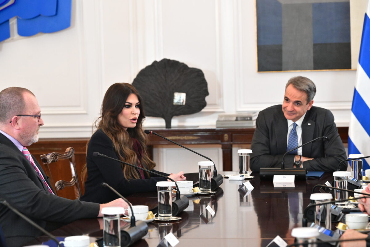 Υπογραφή, παρουσία του Πρωθυπουργού Κυριάκου Μητσοτάκη, των συμφωνιών μίσθωσης μεταξύ του ελληνικού κράτους και της κοινοπραξίας Chevron-Helleniq Energy που αφορούν την παραχώρηση αποκλειστικών δικαιωμάτων έρευνας και εκμετάλλευσης υδρογονανθράκων σε θαλάσσιες περιοχές νότια της Πελοποννήσου και της Κρήτης, στο Μέγαρο Μαξίμου, Δευτέρα 16 Φεβρουαρίου 2026. Από την ελληνική πλευρά υπέγραψαν ο υπουργός Ενέργειας Σταύρος Παπασταύρου και ο διευθύνων σύμβουλος της ΕΔΕΥΕΠ Άρης Στεφάτος ενώ για λογαριασμό της Chevron ο Gavin Lewis, αντιπρόεδρος της Global New Ventures καθώς και Ανδρέας Σιάμισης, διευθύνων σύμβουλος της HelleniQ Energy. (ΤΑΤΙΑΝΑ ΜΠΟΛΑΡΗ